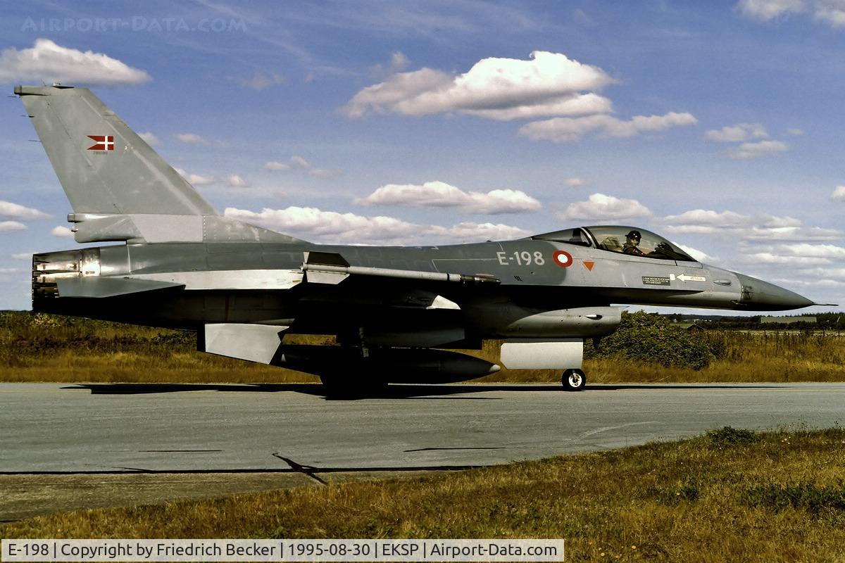 E-198, SABCA F-16AM Fighting Falcon C/N 6F-25, taxying to the active