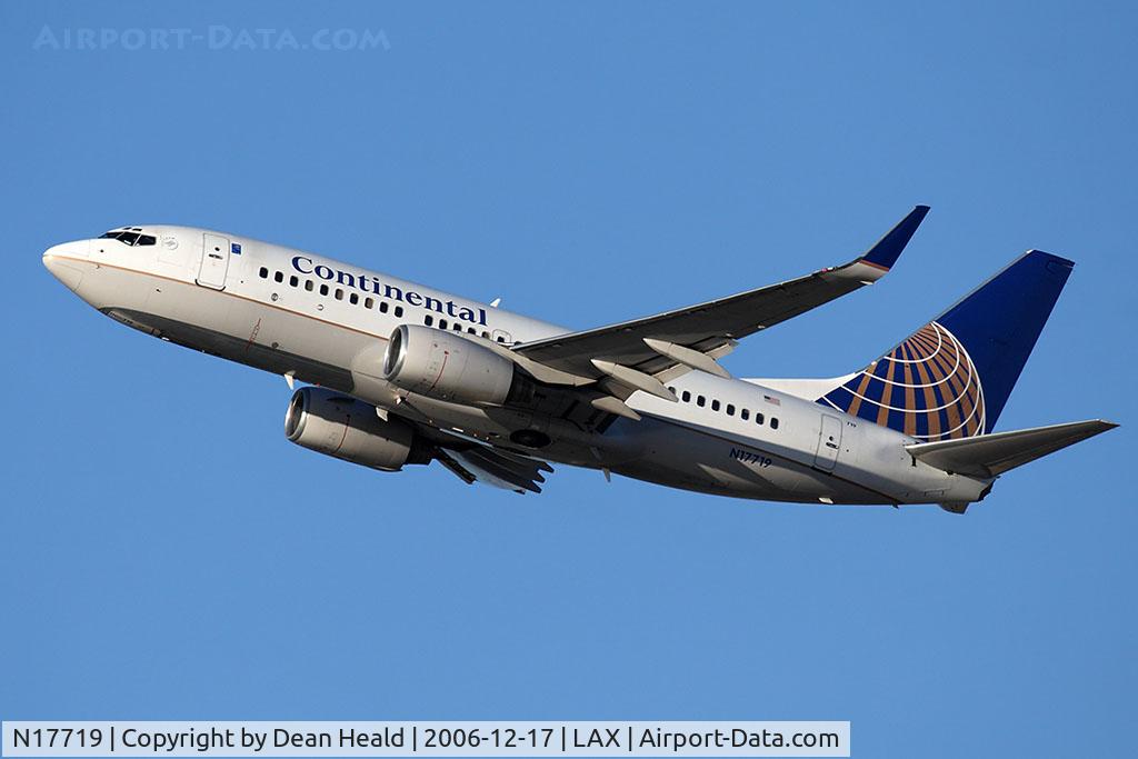 N17719, 1999 Boeing 737-724 C/N 28938, Continental Airlines N17719 (FLT COA514) climbing out from RWY 25R en route to Cleveland Hopkins Int'l (KCLE).