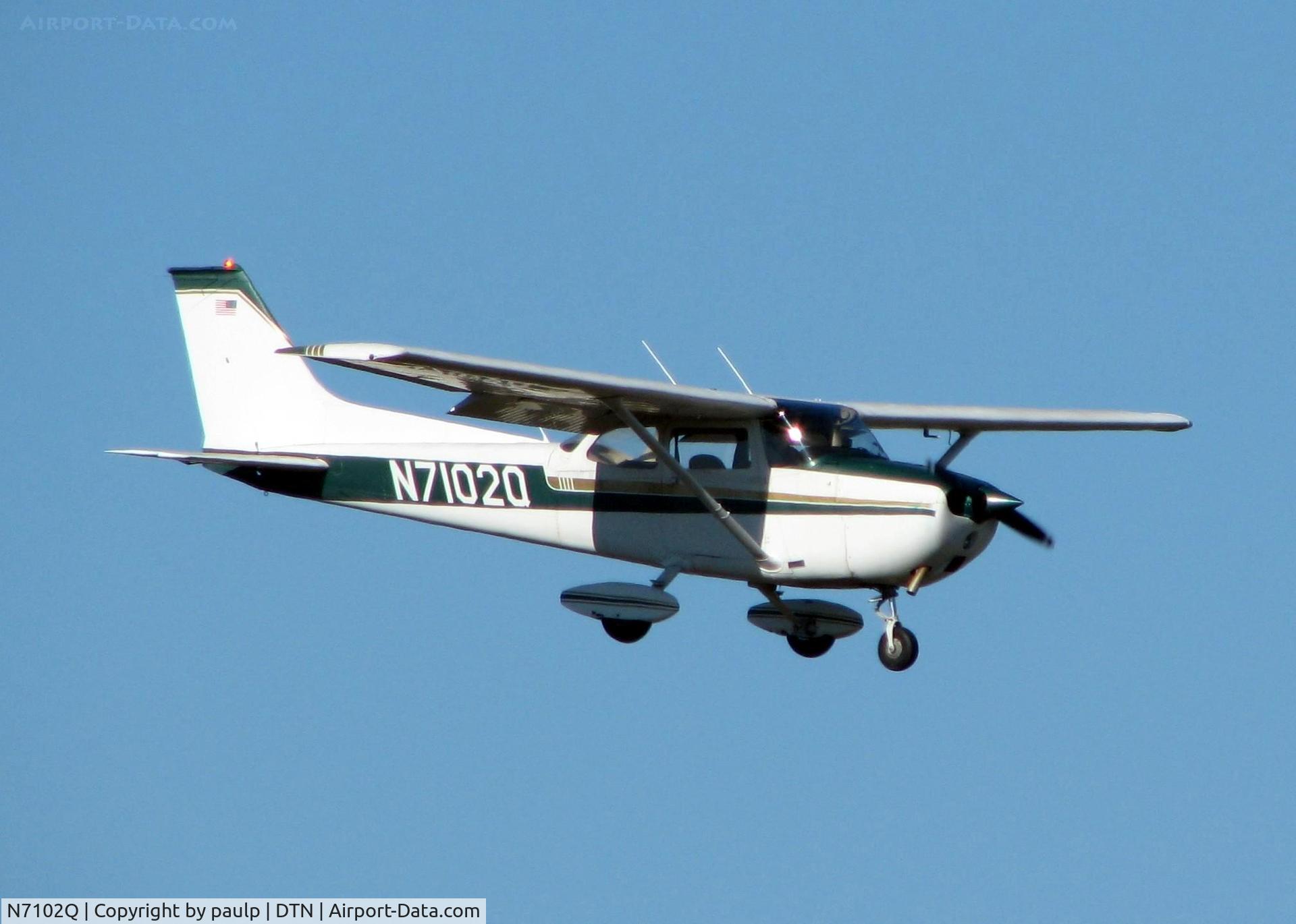 N7102Q, 1972 Cessna 172L C/N 17260402, Landing at Downtown Shreveport.