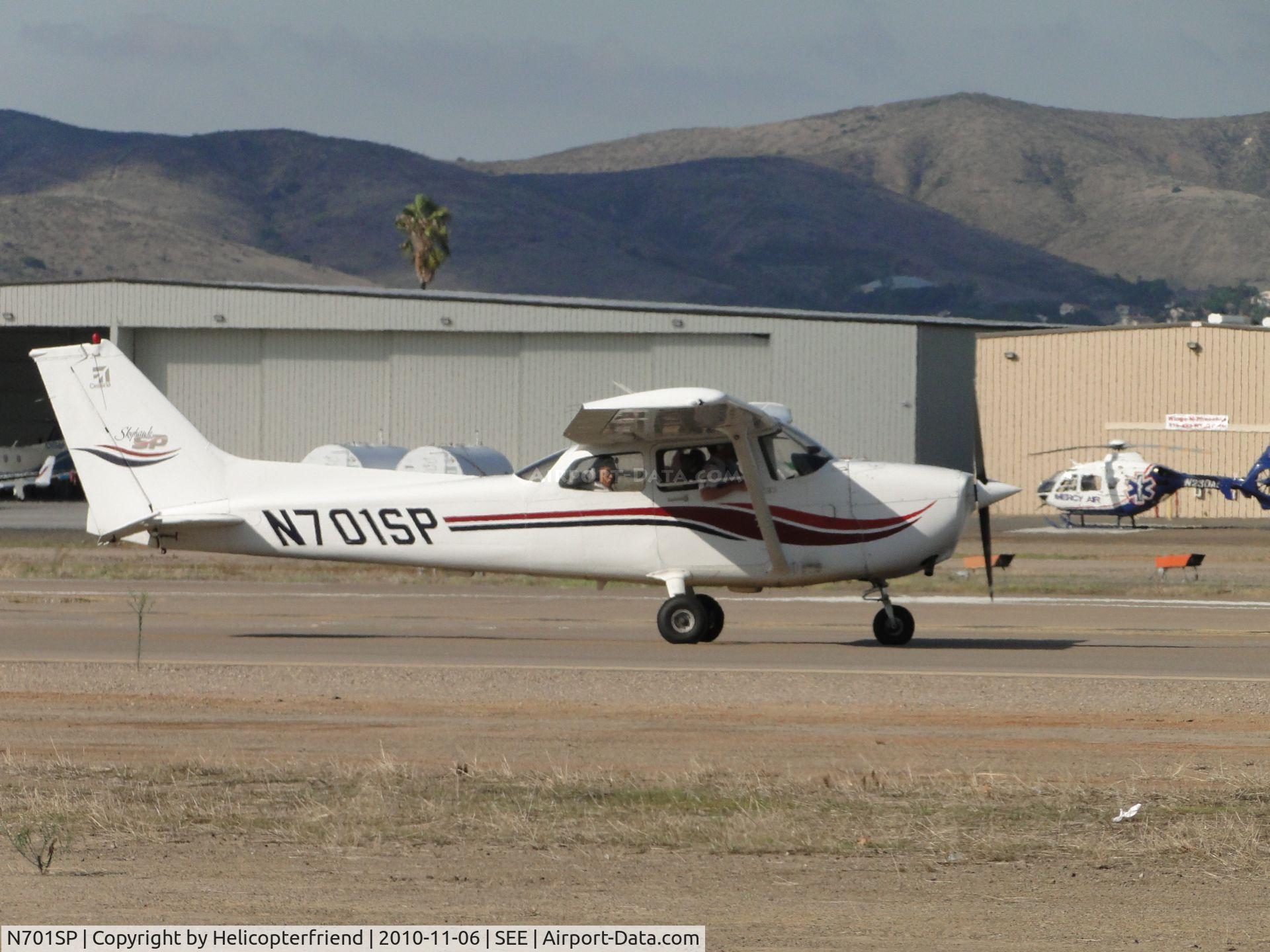 N701SP, 1999 Cessna 172S C/N 172S8192, Taxiing to runway 27