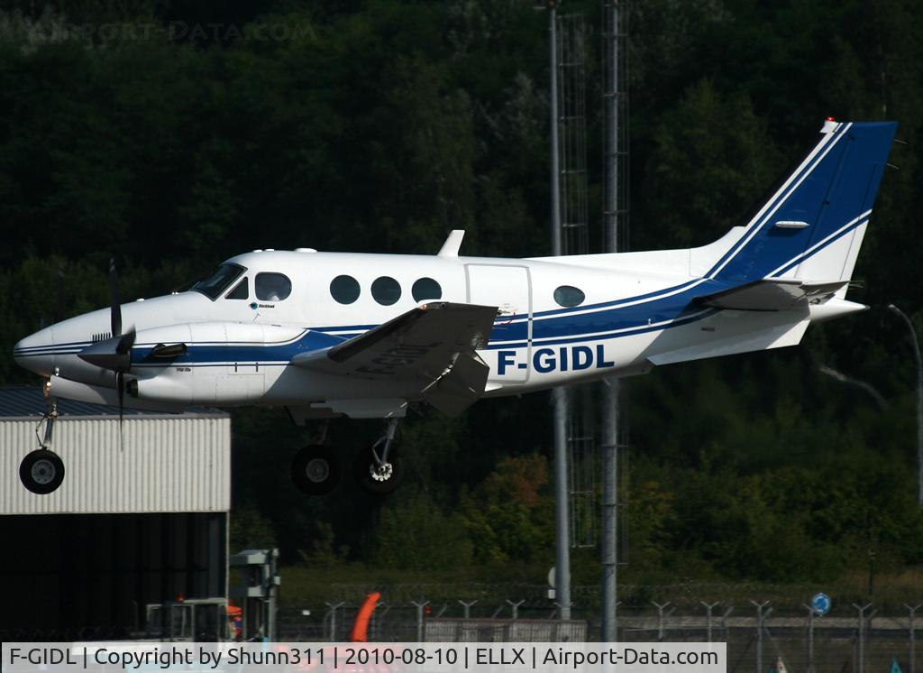 F-GIDL, 1989 Beech C90A King Air King Air C/N LJ-1224, Landing rwy 24