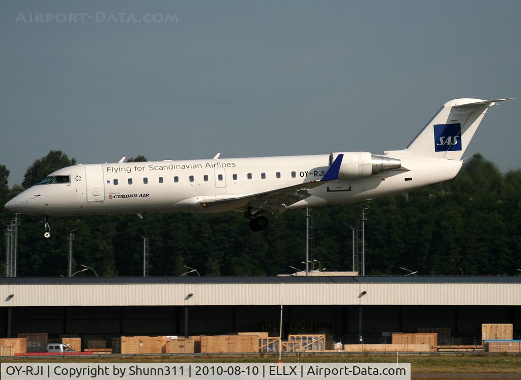OY-RJI, 1995 Canadair CRJ-100LR (CL-600-2B19) C/N 7093, Landing rwy 24