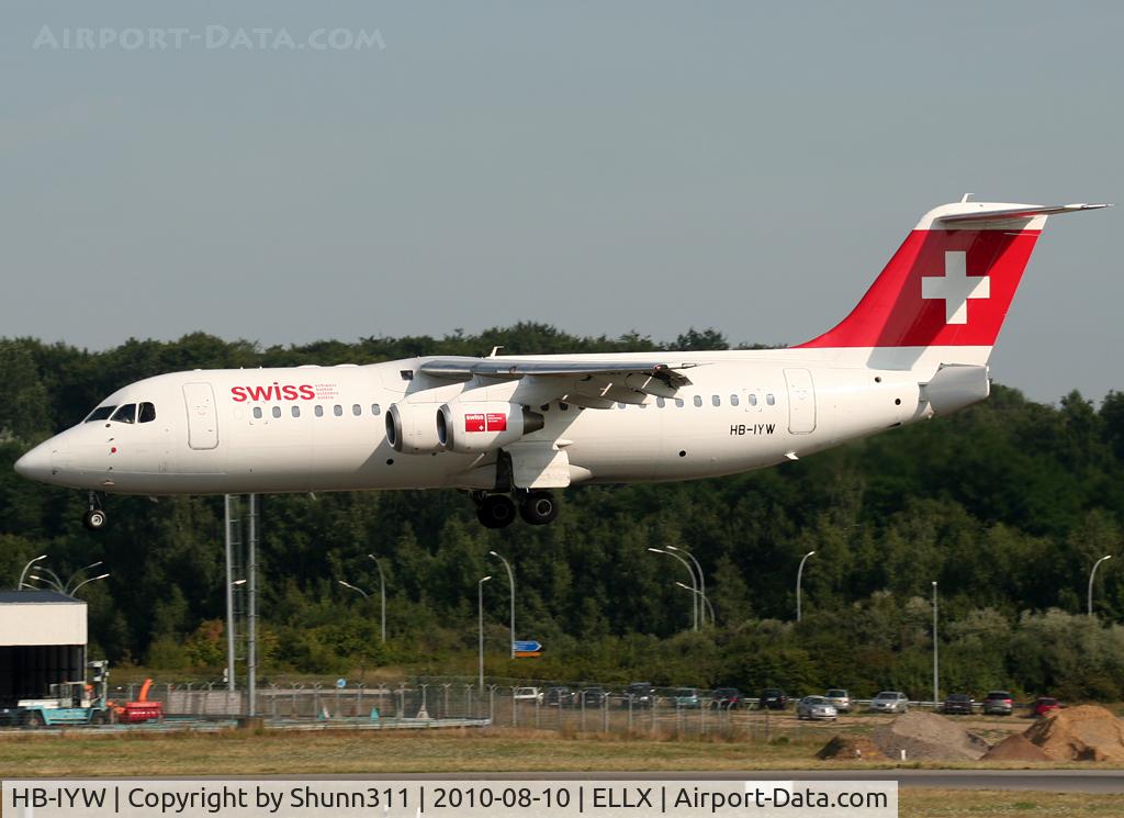 HB-IYW, 1999 British Aerospace Avro 146-RJ100 C/N E3359, Landing rwy 24