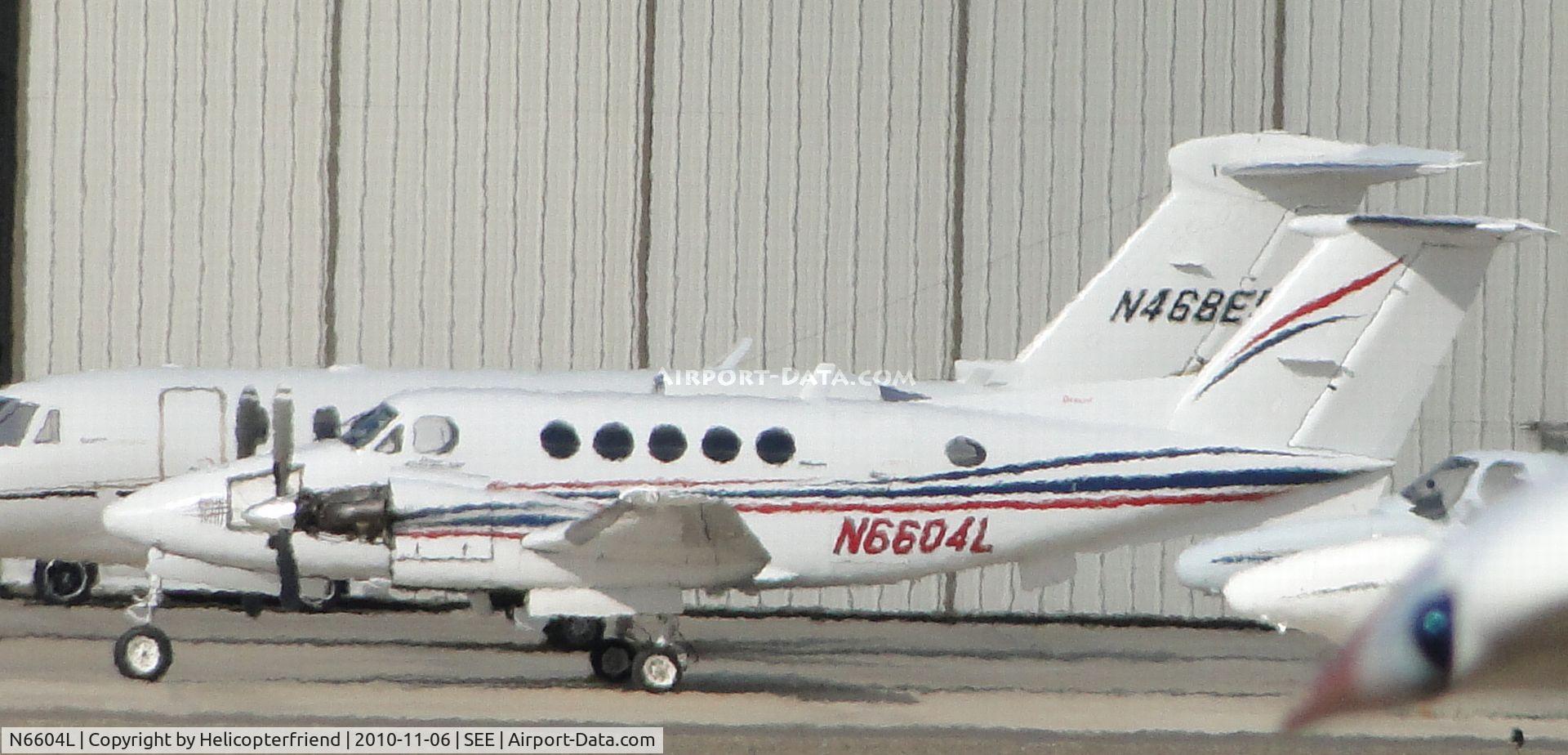 N6604L, 1983 Beech B200 King Air C/N BB-1121, Parked at Jet Air Hnager