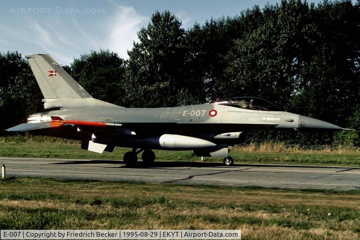 E-007, 1988 Fokker F-16AM Fighting Falcon C/N 6F-50, taxying to the active