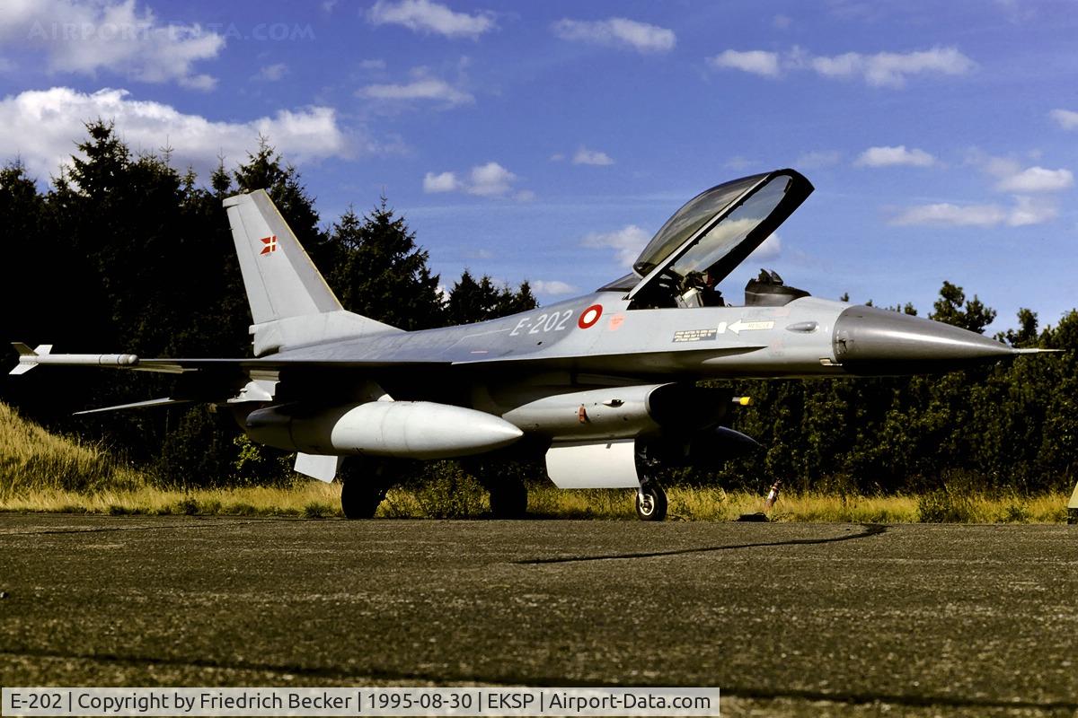 E-202, SABCA F-16A Fighting Falcon C/N 6F-29, flightline at Skrydstrupp