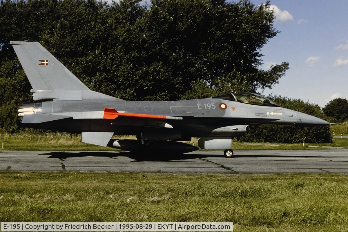 E-195, SABCA F-16AM Fighting Falcon C/N 6F-22, taxying to the active
