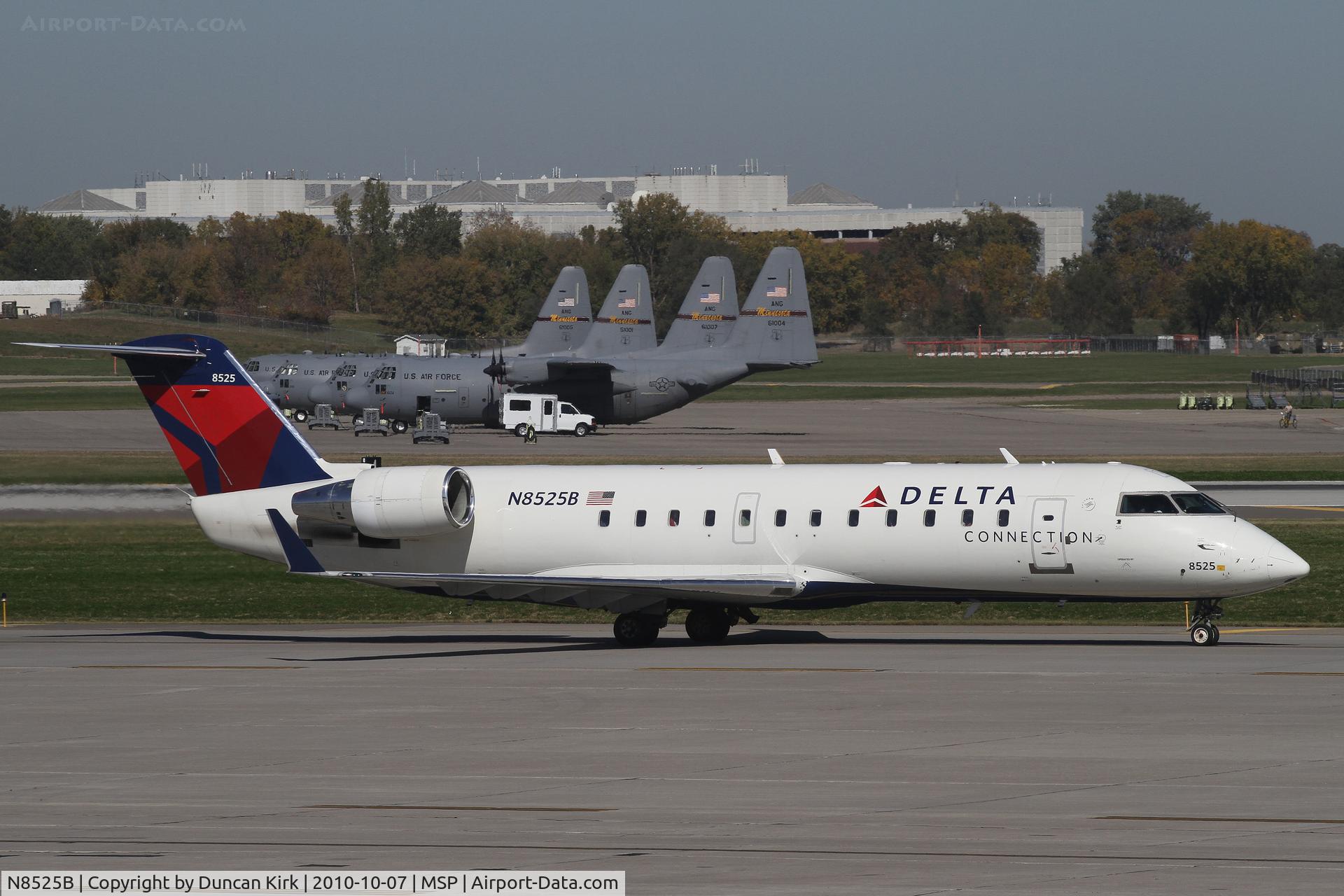 N8525B, 2001 Canadair CRJ-200LR (CL-600-2B19) C/N 7525, Droves of CRJ's operate from MSP