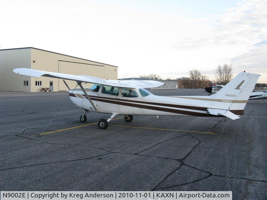 N9002E, 1979 Cessna 172N C/N 17272214, Cessna 172N Skyhawk on the line.
