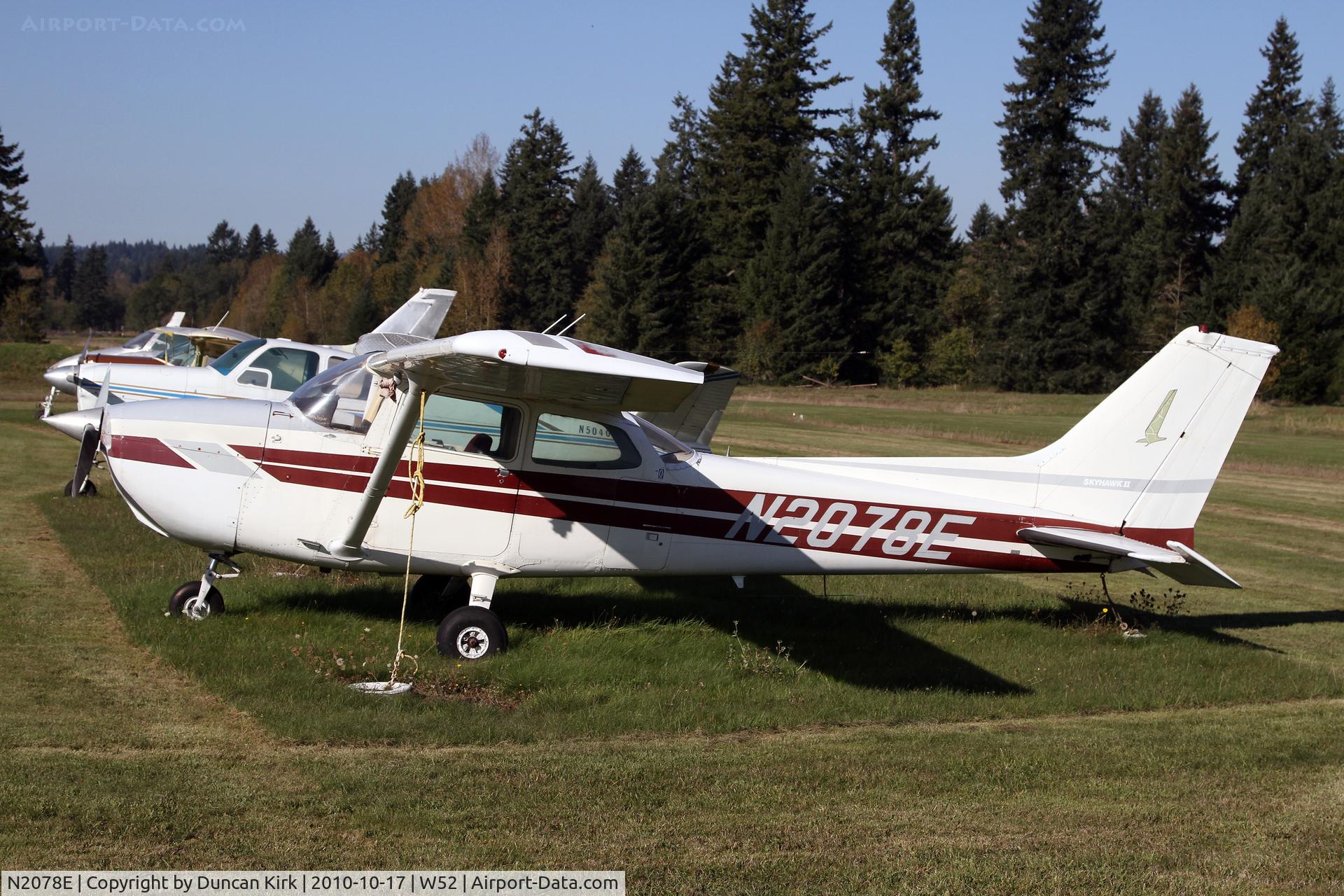 N2078E, 1978 Cessna 172N C/N 17271146, One of several aircraft at this grass strip