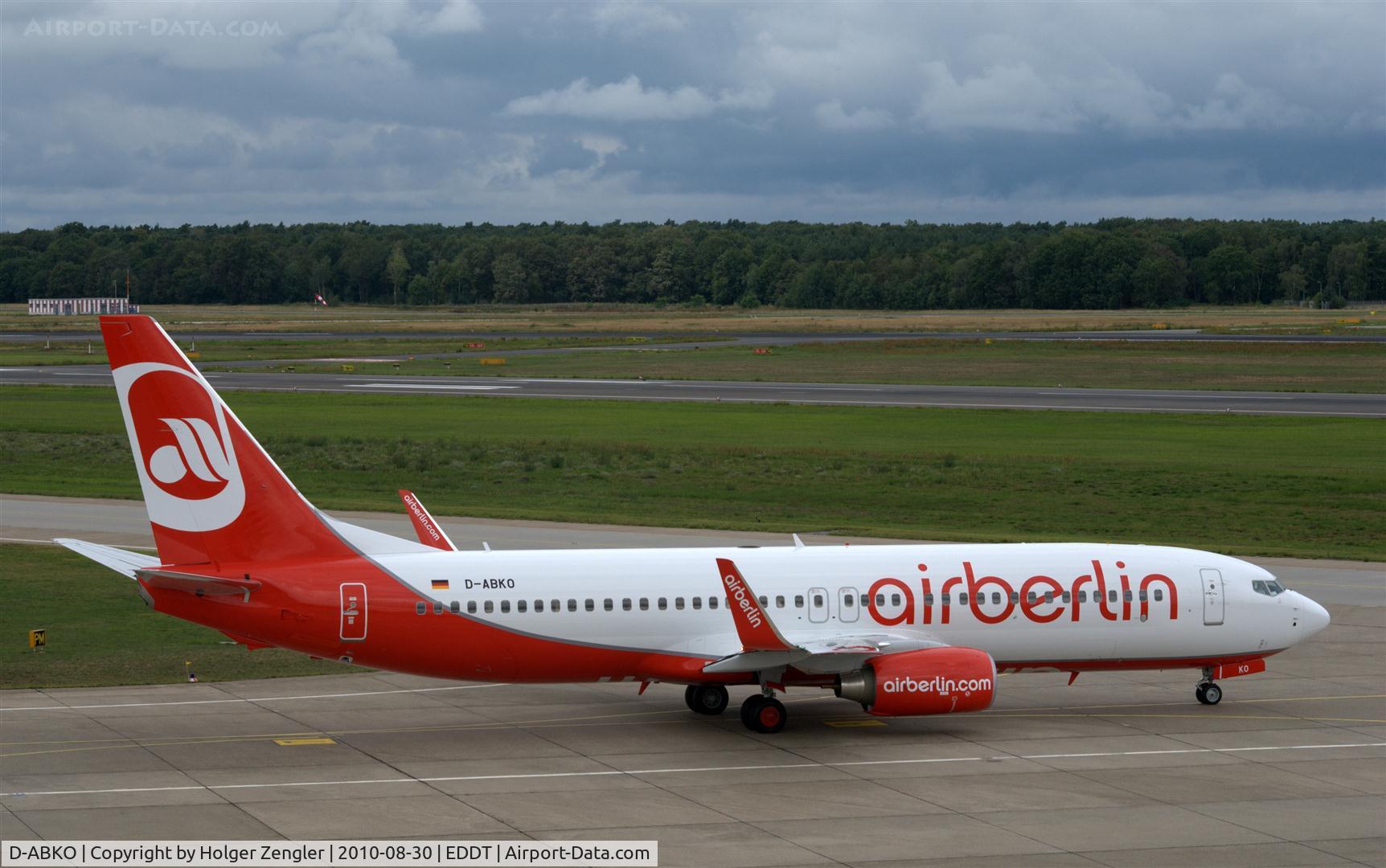 D-ABKO, 2010 Boeing 737-86J C/N 37757, One of the brand new AIRBERLINers is ready for lining up.