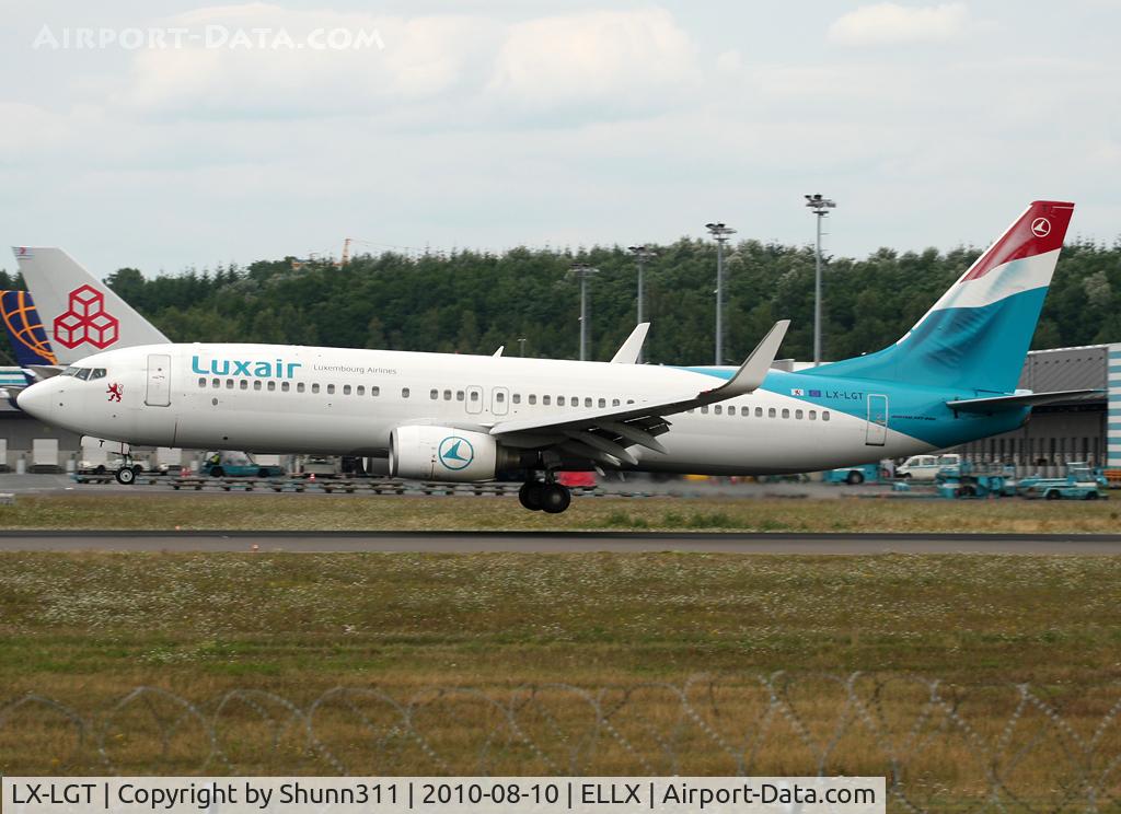 LX-LGT, 2000 Boeing 737-8K5 C/N 28228, Landing rwy 24