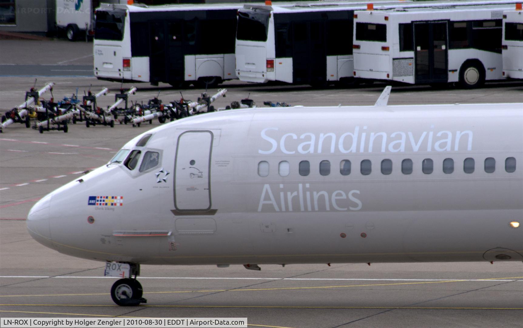 LN-ROX, 1988 McDonnell Douglas MD-82 (DC-9-82) C/N 49603, Front unit of a scandinavian MD-82 while searching for best parking position.......