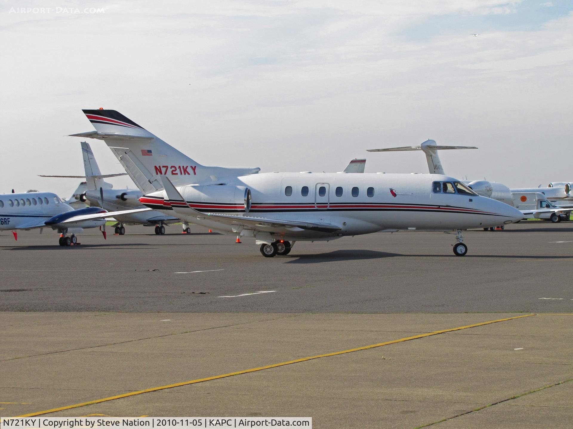 N721KY, 1997 Raytheon Hawker 800XP C/N 258313, Yontz Enterprises (Oconomowoc, WI) 1997 Hawker 800XP taxis for departure to KTRM/Jacqueline Cochran Regional Apt, Thermal, CA