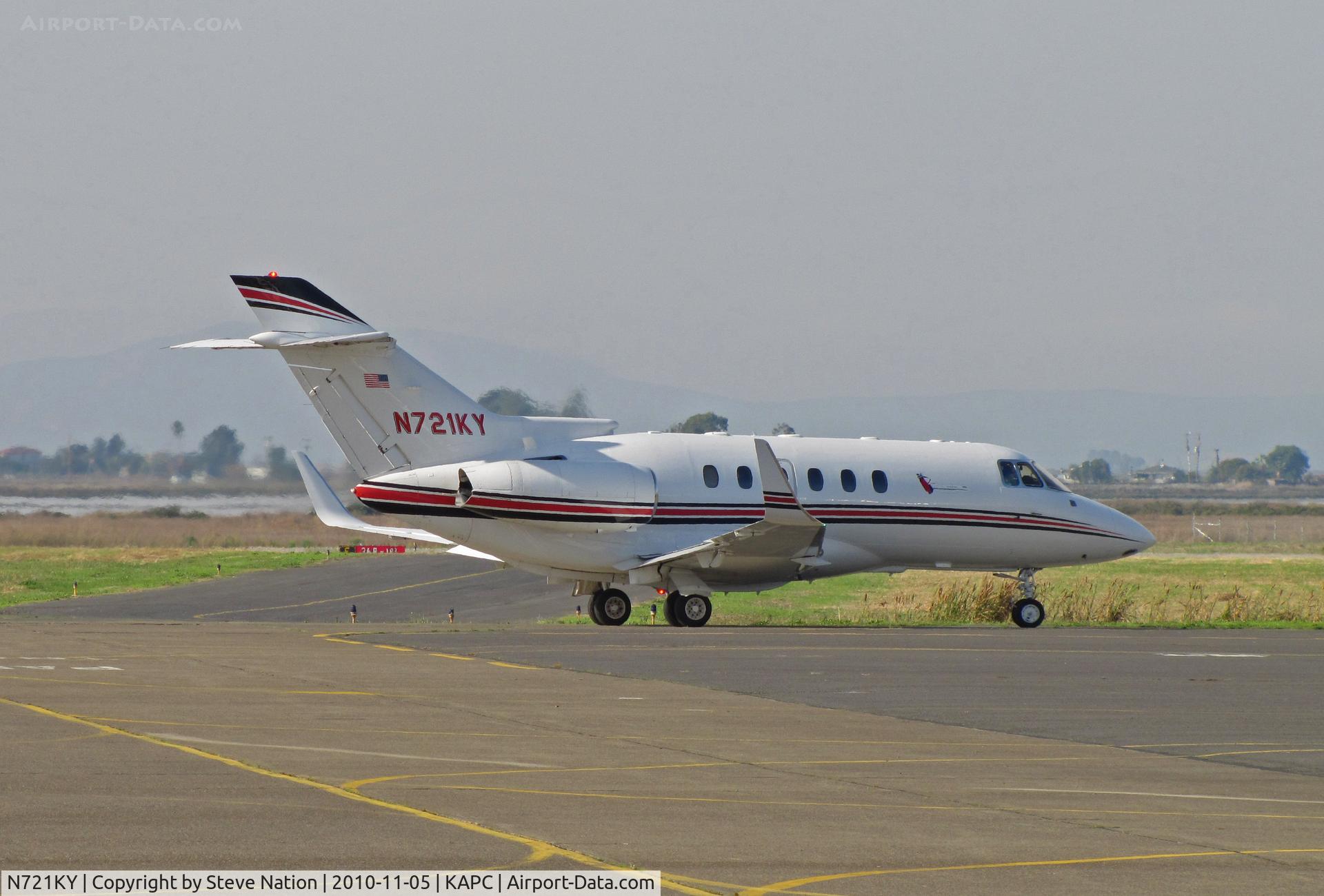 N721KY, 1997 Raytheon Hawker 800XP C/N 258313, Yontz Enterprises (Oconomowoc, WI) 1997 Hawker 800XP taxis for departure to KTRM/Jacqueline Cochran Regional Apt, Thermal, CA
