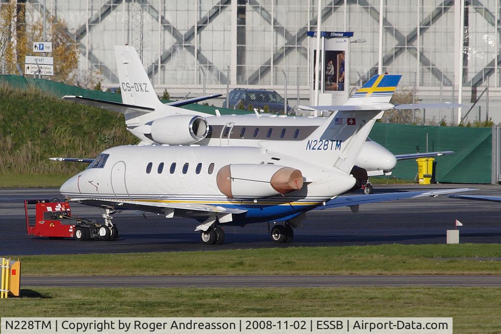 N228TM, 2000 Raytheon Hawker 800XP C/N 258458, Parked at Grafair