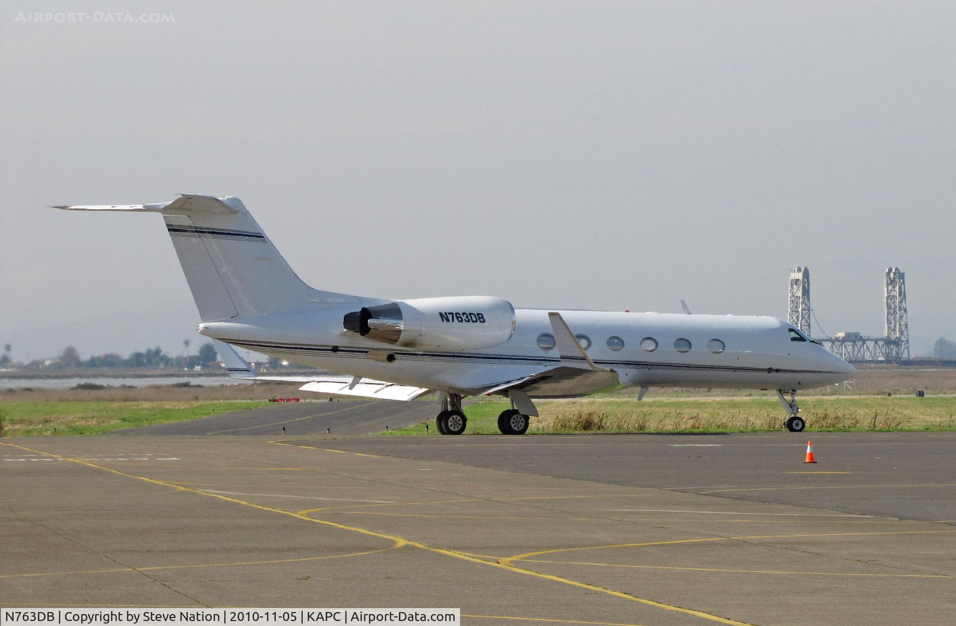 N763DB, 1989 Gulfstream Aerospace G-IV C/N 1114, Trans Exec Air Services (Santa Monica, CA) 1989 G-IV - framed by Napa River RR Bridge - taxis for departure to KVNY/Van Nuys, CA