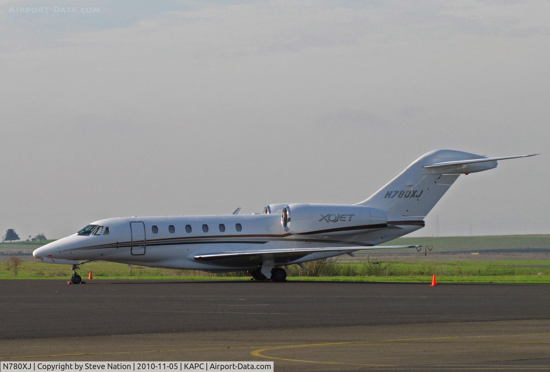 N780XJ, 2007 Cessna 750 Citation X Citation X C/N 750-0280, XOJET (New Castle, DE) 2007 Cessna 750 awaiting repair truck on KAPC bizjet ramp