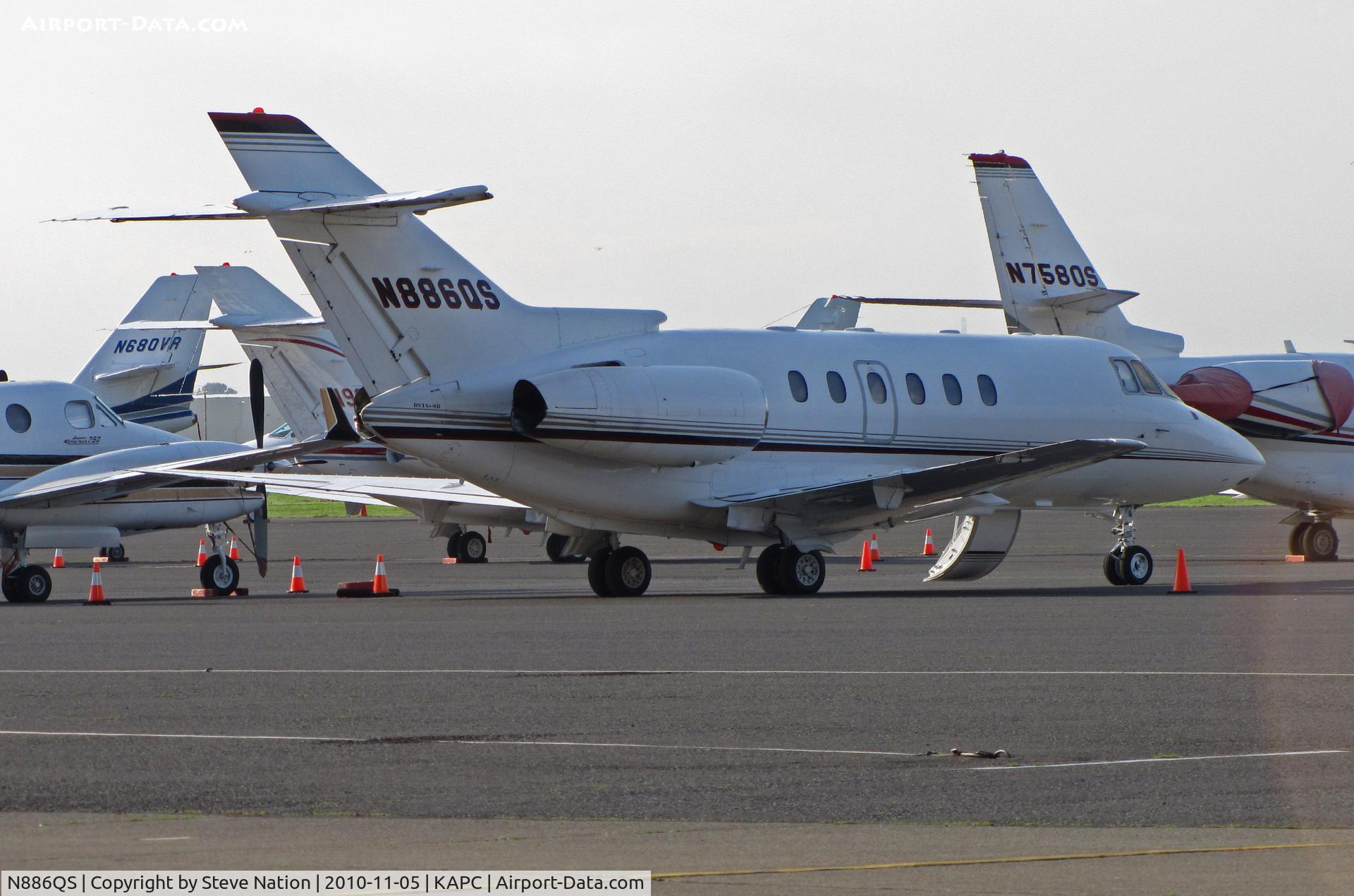 N886QS, 2000 Raytheon Hawker 800XP C/N 258486, NetJets 2000 Hawker 800XP awaiting passengers on Napa, CA bizjet ramp