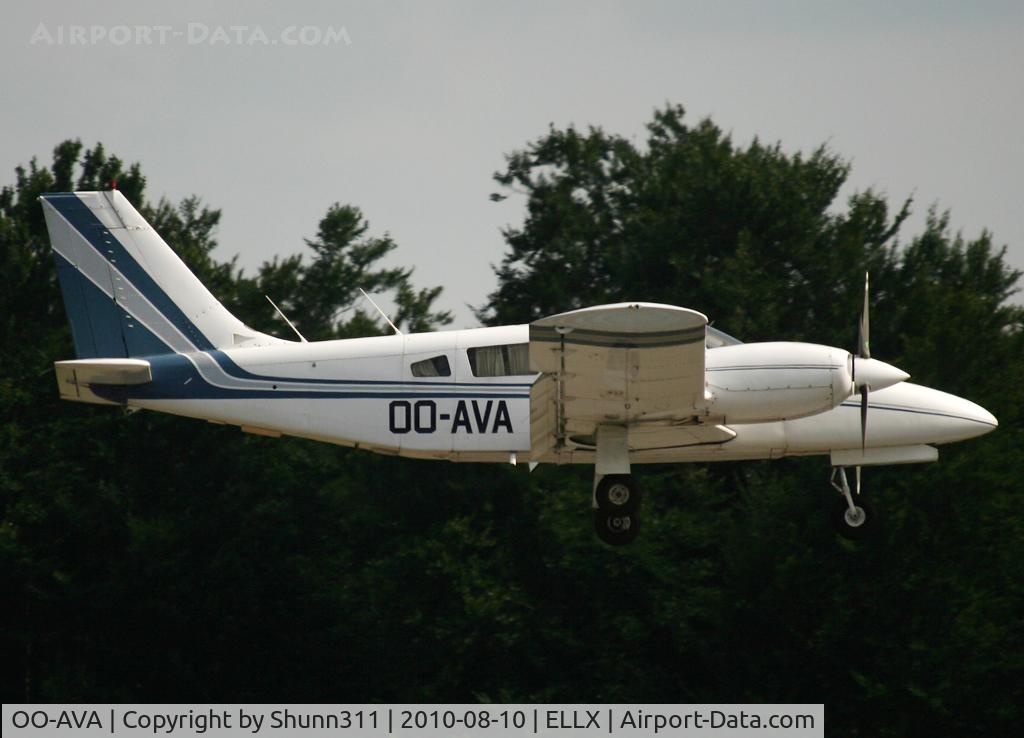 OO-AVA, 1979 Piper PA-34-200T Seneca II C/N 34-7970301, Landing rwy 24