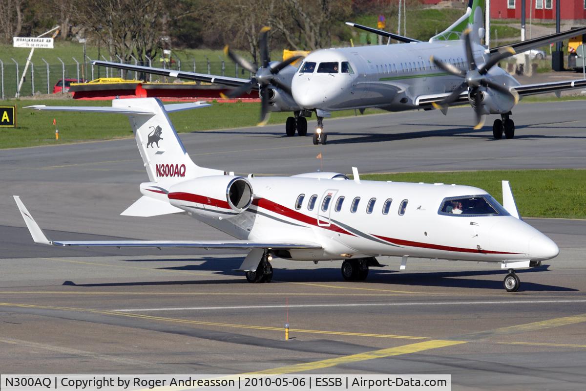 N300AQ, 2002 Learjet 45 C/N 211, Departing to London-Oxford