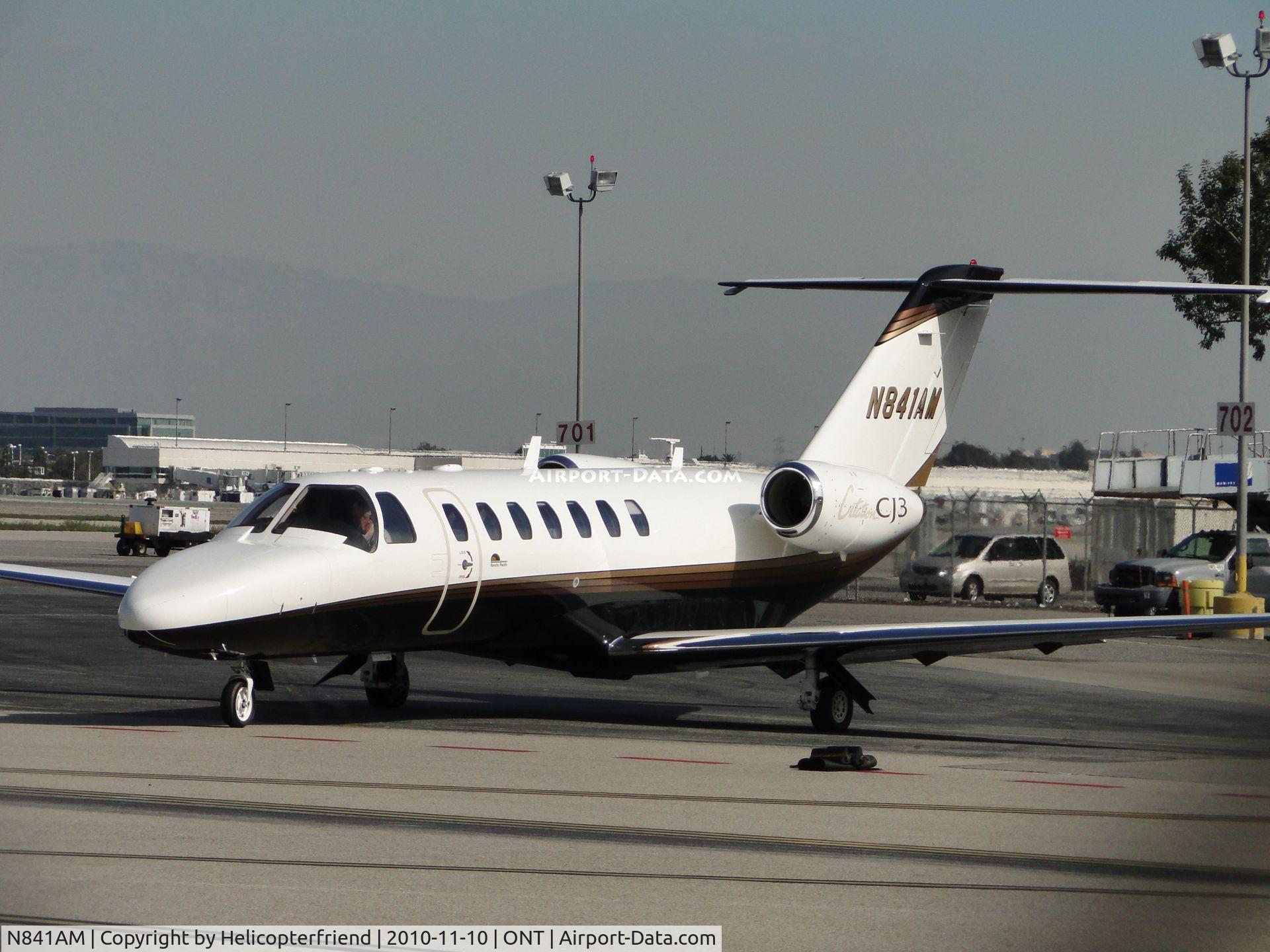 N841AM, 2006 Cessna 525B C/N 525B0084, Preflighting, running up engines and preparing to depart