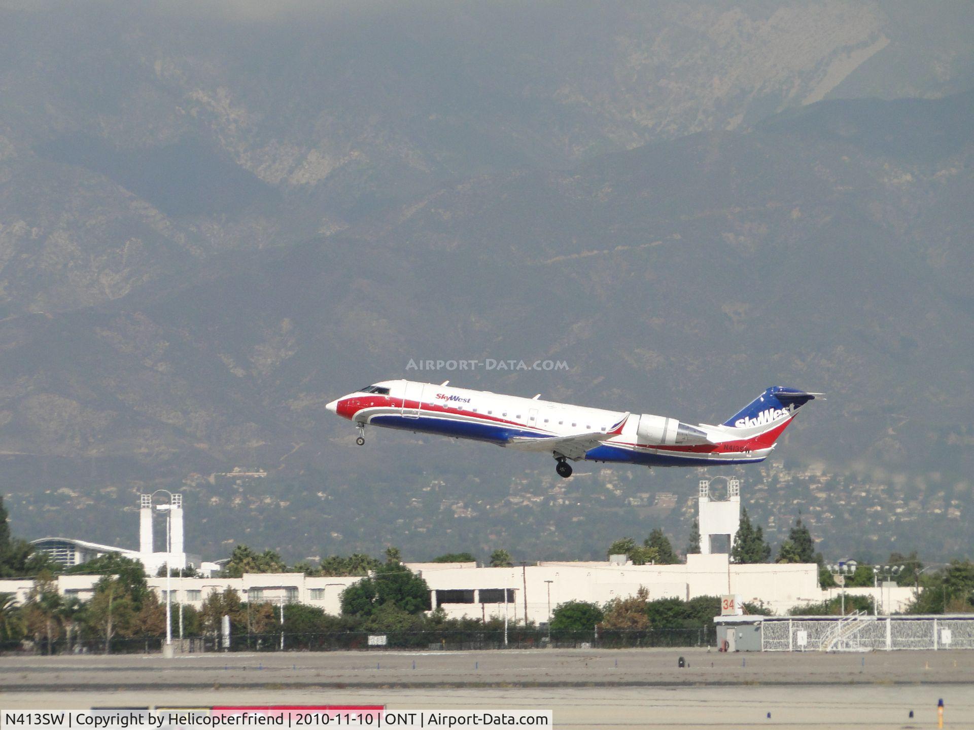 N413SW, 1996 Canadair CL-600-2B19 Regional Jet CRJ-100LR C/N 7102, Taking off westbound from runway 26R