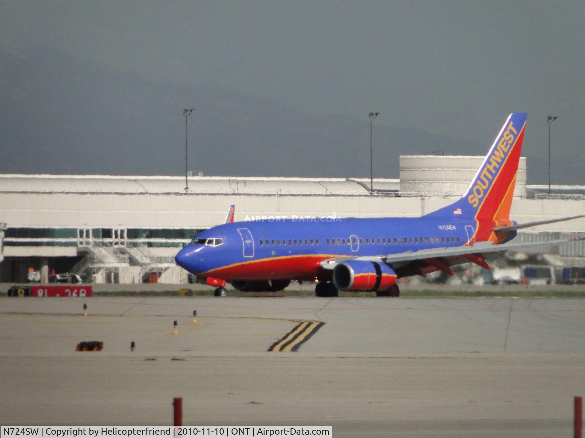N724SW, 1999 Boeing 737-7H4 C/N 27856, Rolling out after landing on runway 26R
