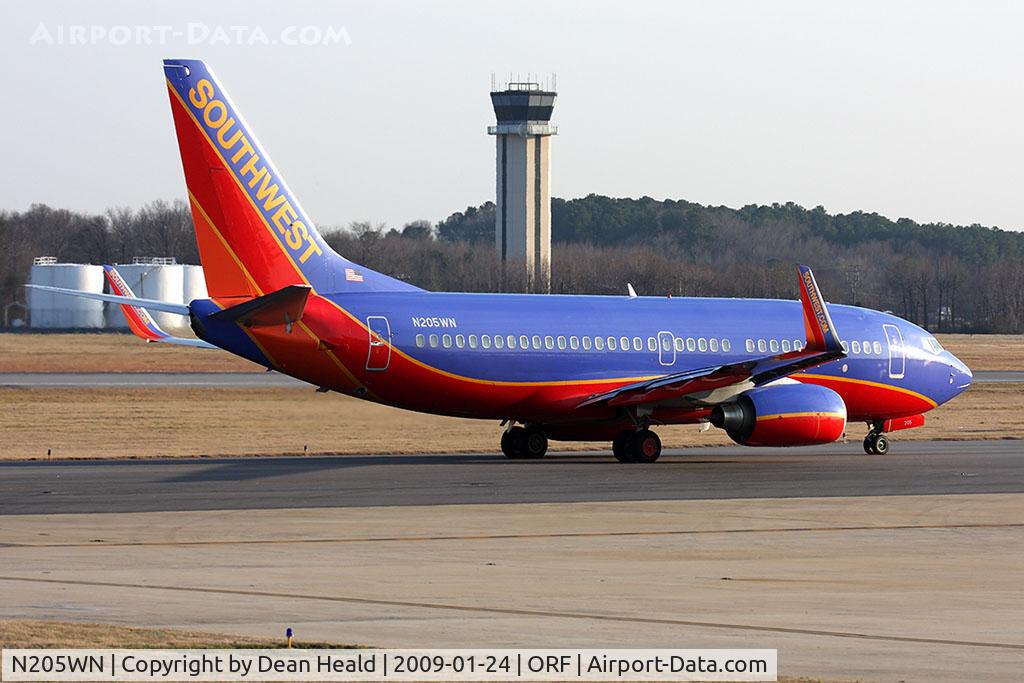 N205WN, 2005 Boeing 737-7H4 C/N 34010, Southwest Airlines N205WN (FLT SWA2022) taxiing to RWY 5 for departure to Chicago Midway Int'l (KMDW).
