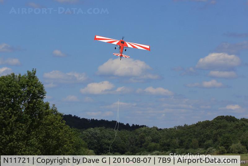 N11721, 1972 Bellanca 7KCAB Citabria C/N 320-72, Steep pullup after picking up a banner at Ellington, CT