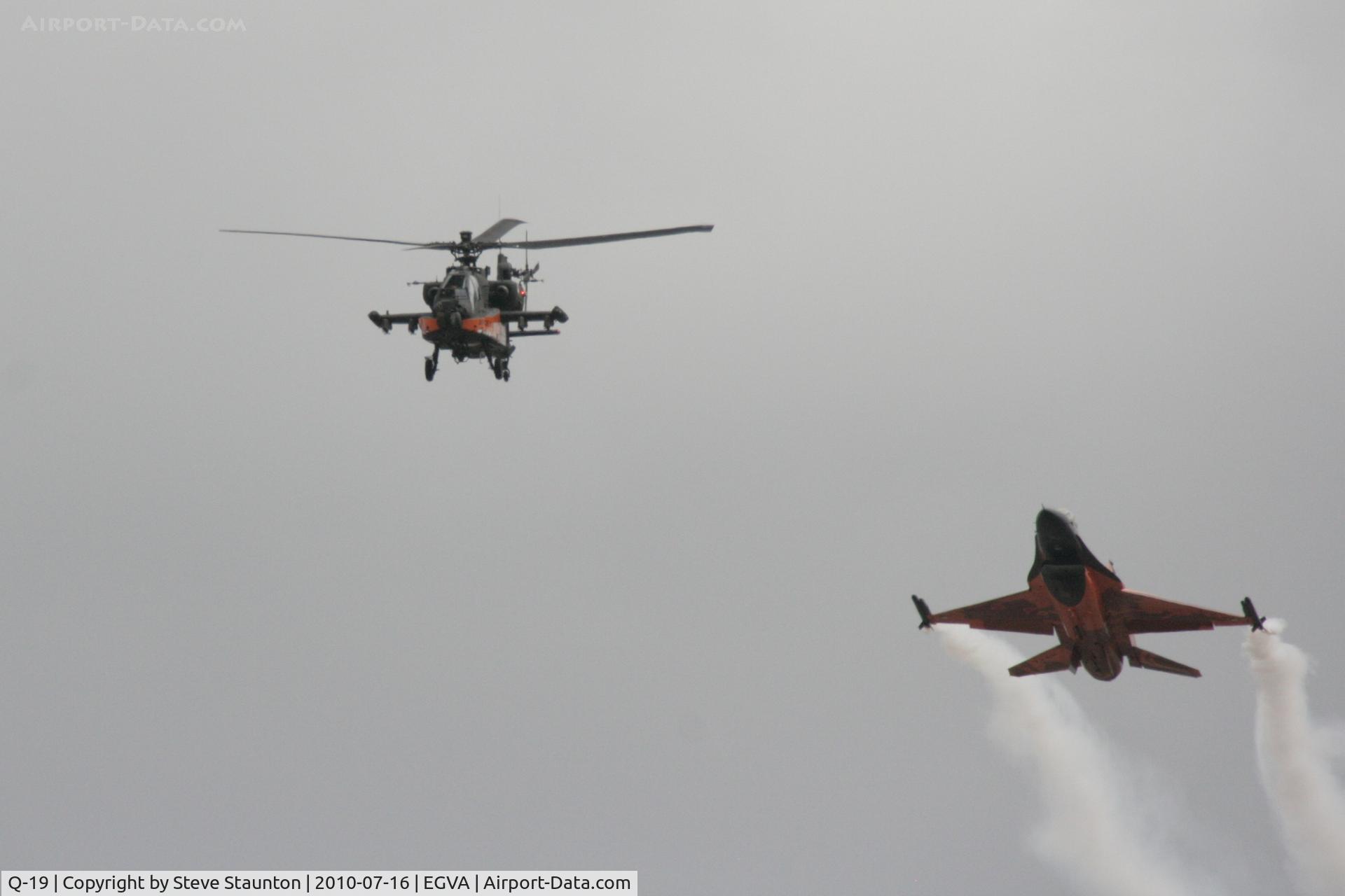 Q-19, Boeing AH-64DN Apache C/N DN019, Taken at the Royal International Air Tattoo 2010, displaying with F-16AM J-015 (two Tigers)