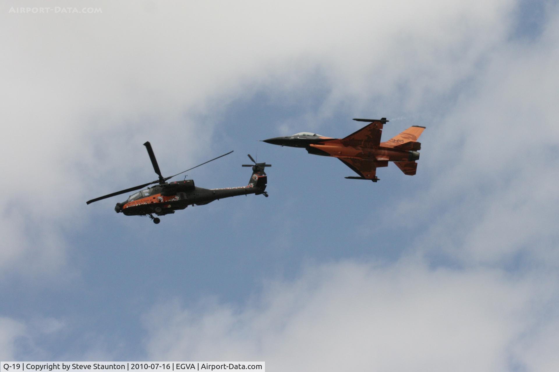 Q-19, Boeing AH-64DN Apache C/N DN019, Taken at the Royal International Air Tattoo 2010, displaying with F-16AM J-015 (two Tigers)