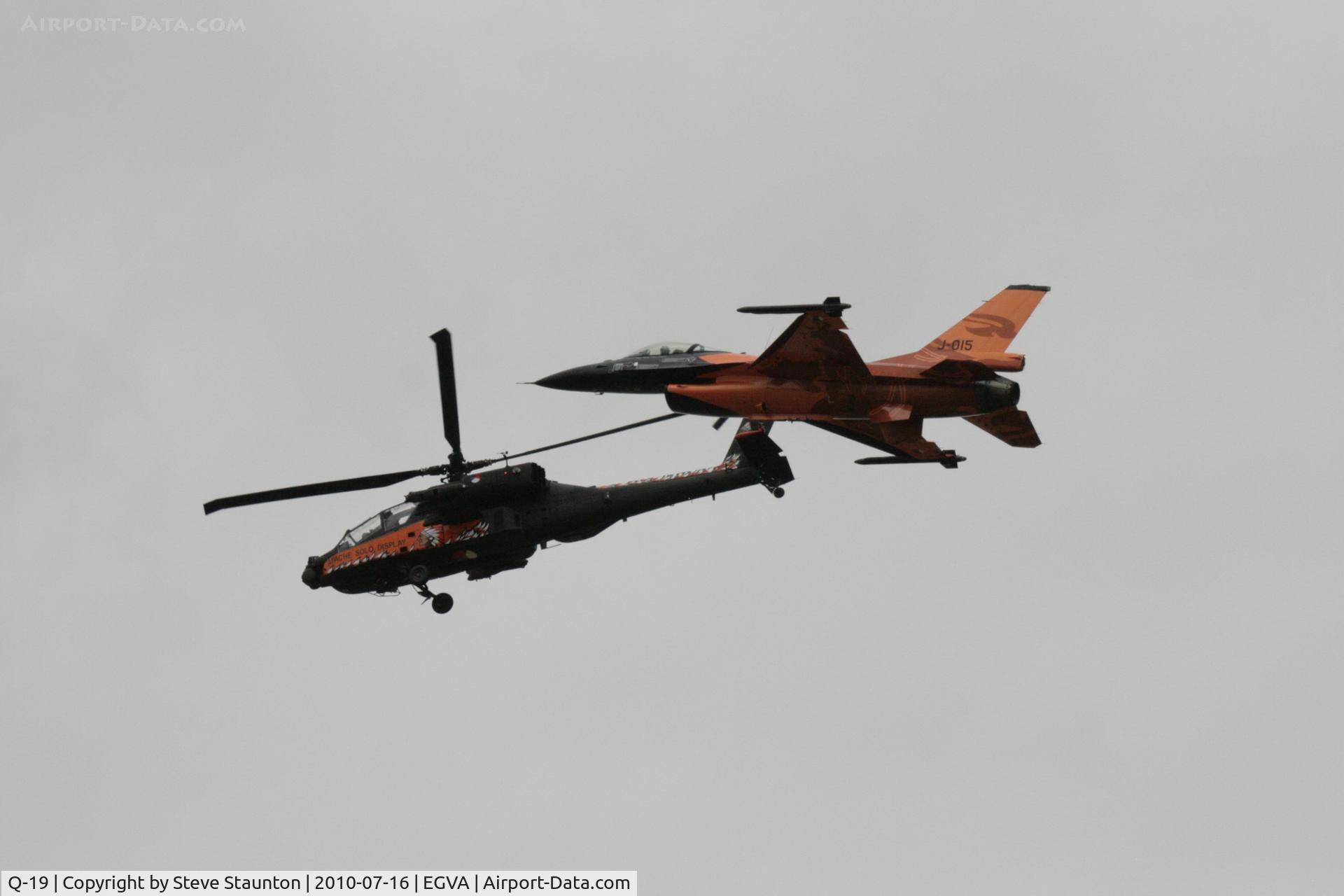 Q-19, Boeing AH-64DN Apache C/N DN019, Taken at the Royal International Air Tattoo 2010, displaying with F-16AM J-015 (two Tigers)