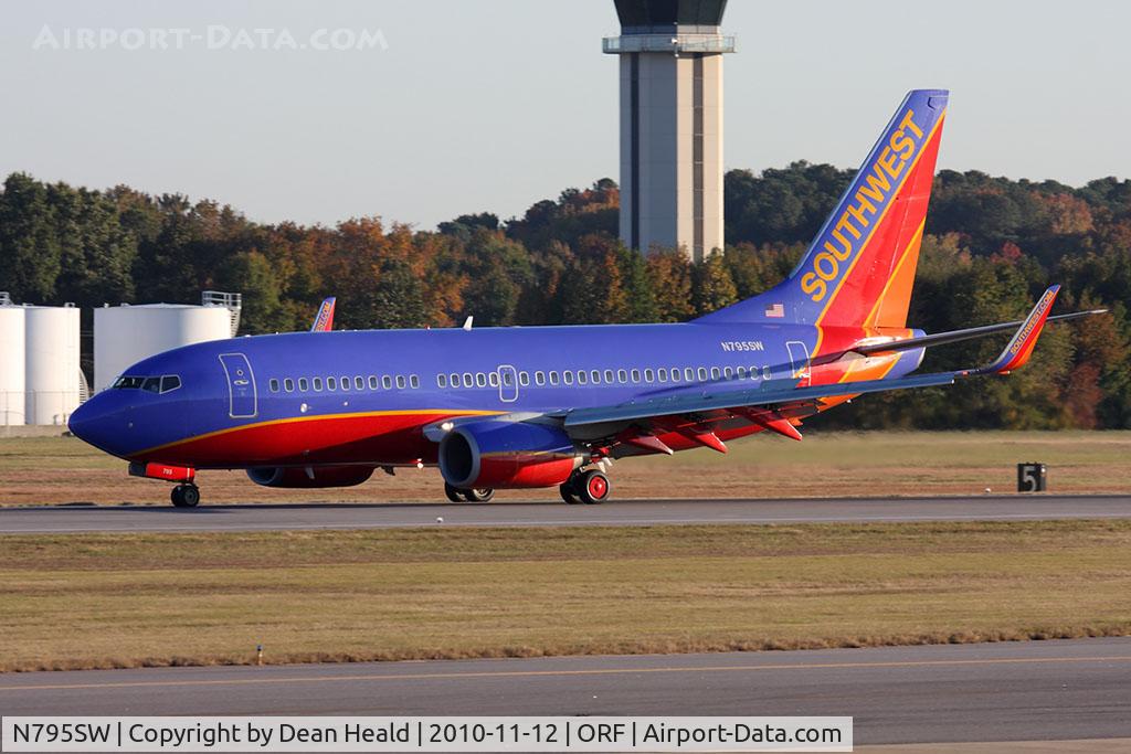 N795SW, 2001 Boeing 737-7H4 C/N 30606, Southwest Airlines N795SW (FLT SWA661) rolling out on RWY 5 after arrival from Chicago Midway Int'l (KMDW).
