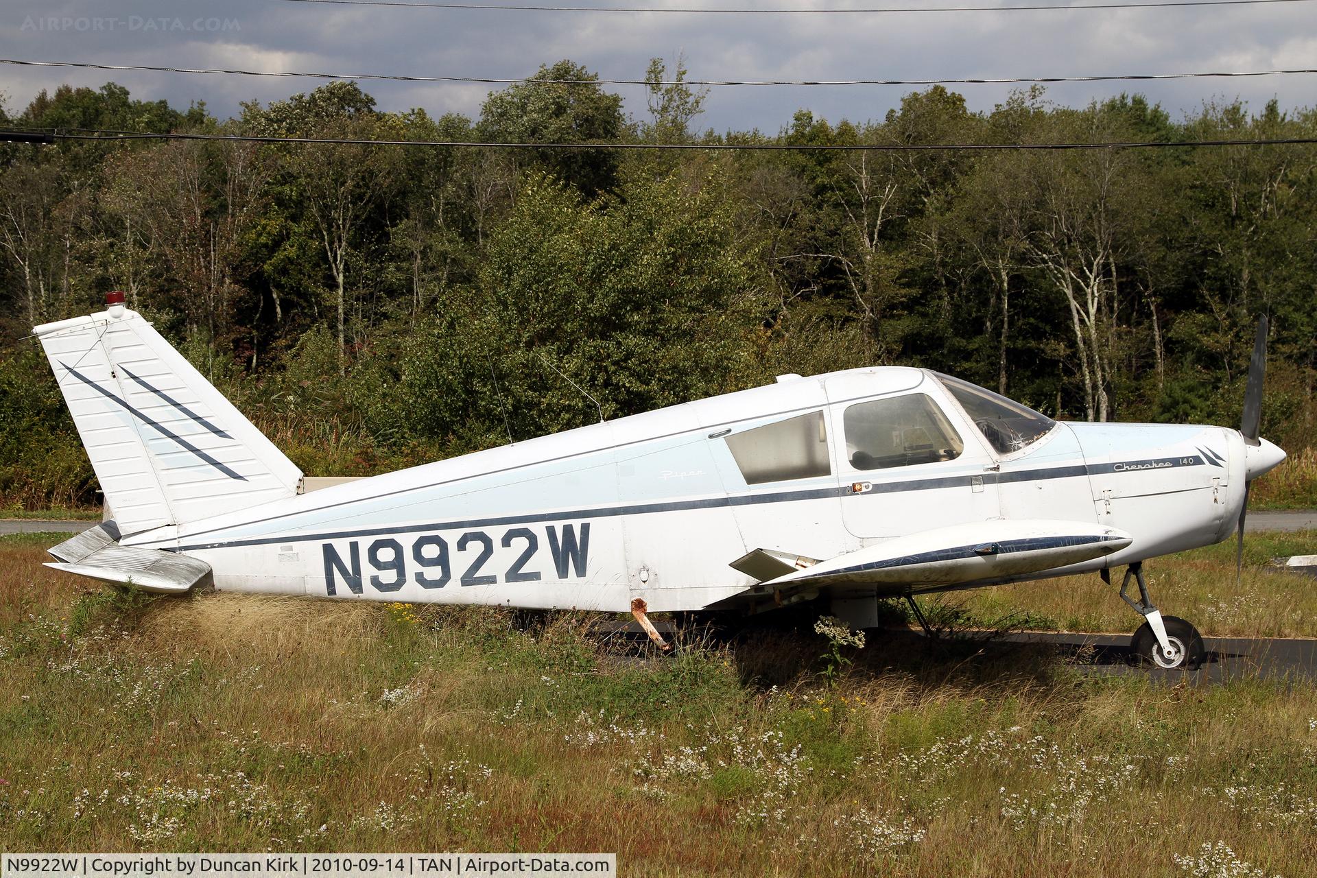 N9922W, 1967 Piper PA-28-140 C/N 28-23446, Looking a tad weathered