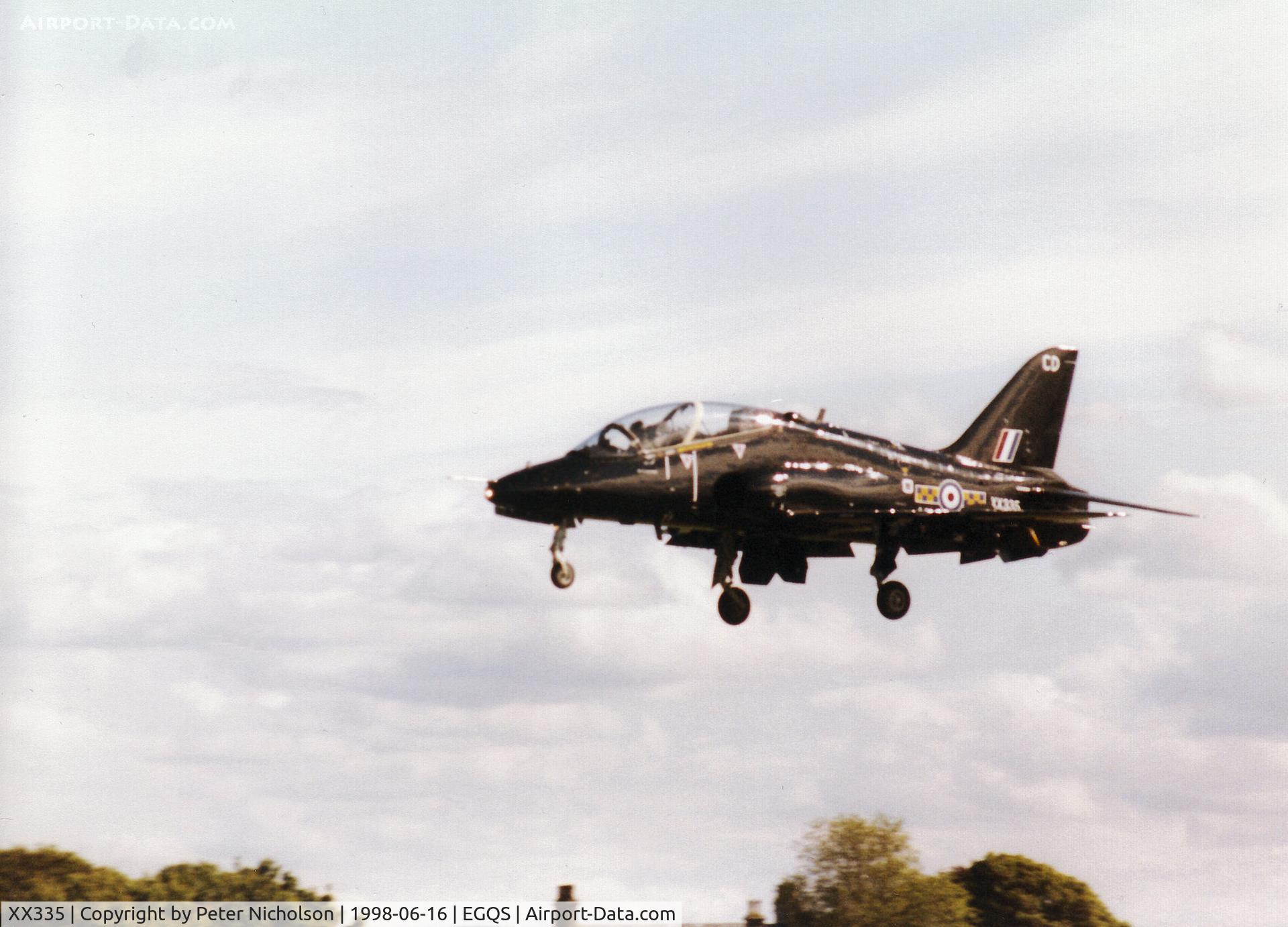 XX335, 1980 Hawker Siddeley Hawk T.1A C/N 183/312159, Hawk T.1A, callsign Polecat 4, of 100 Squadron based at RAF Leeming landing on Runway 05 at RAF Lossiemouth after a mission during the 1998 Joint Maritime Course.
