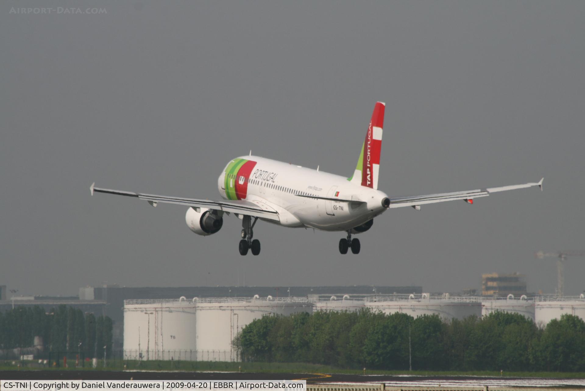 CS-TNI, 1999 Airbus A320-214 C/N 982, Flight TP604 is descending to RWY 25L