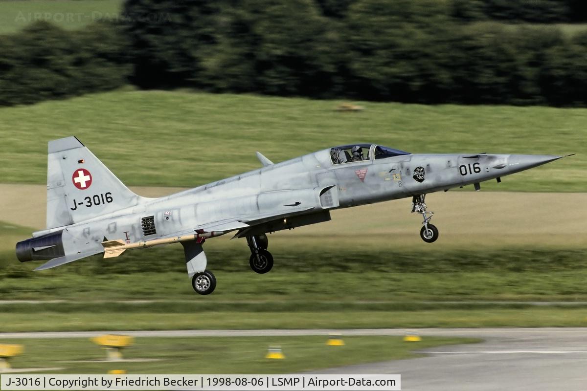 J-3016, Northrop F-5E Tiger II C/N L.1016, moments prior touchdown