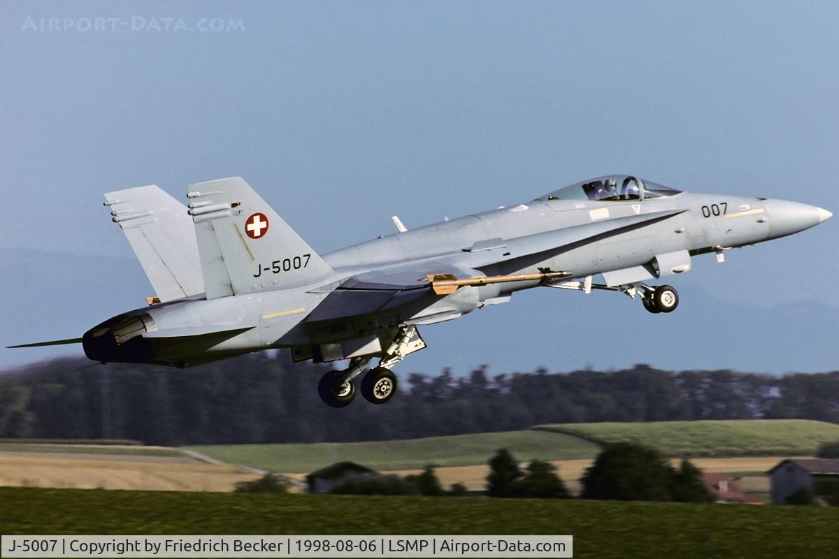 J-5007, McDonnell Douglas F/A-18C Hornet C/N 1335/SFC007, departing from Payerne AB