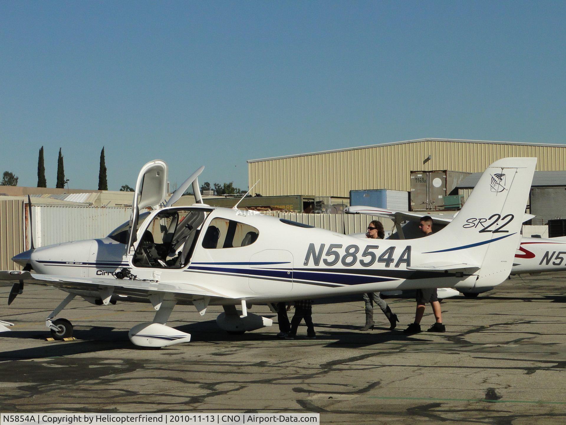 N5854A, 2002 Cirrus SR22 C/N 0171, Loading up and preparing to leave