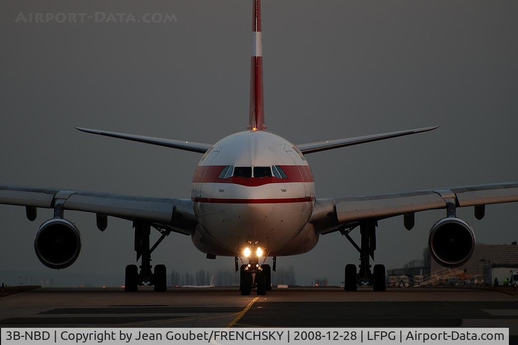 3B-NBD, 1997 Airbus A340-313 C/N 194, roulage aux //