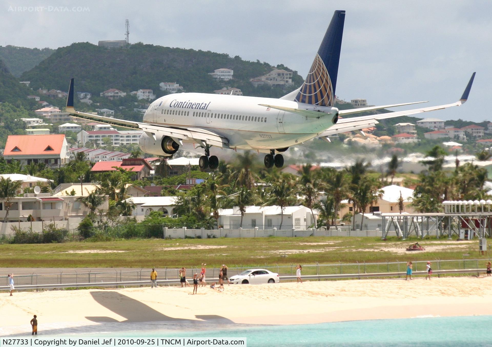 N27733, 1999 Boeing 737-724 C/N 28800, Continental landing at TNCM runway 10