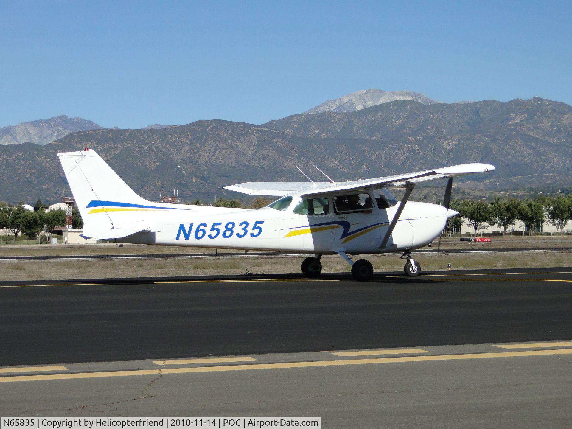 N65835, 1982 Cessna 172P C/N 17275903, Taxiing to runway 26L for take off