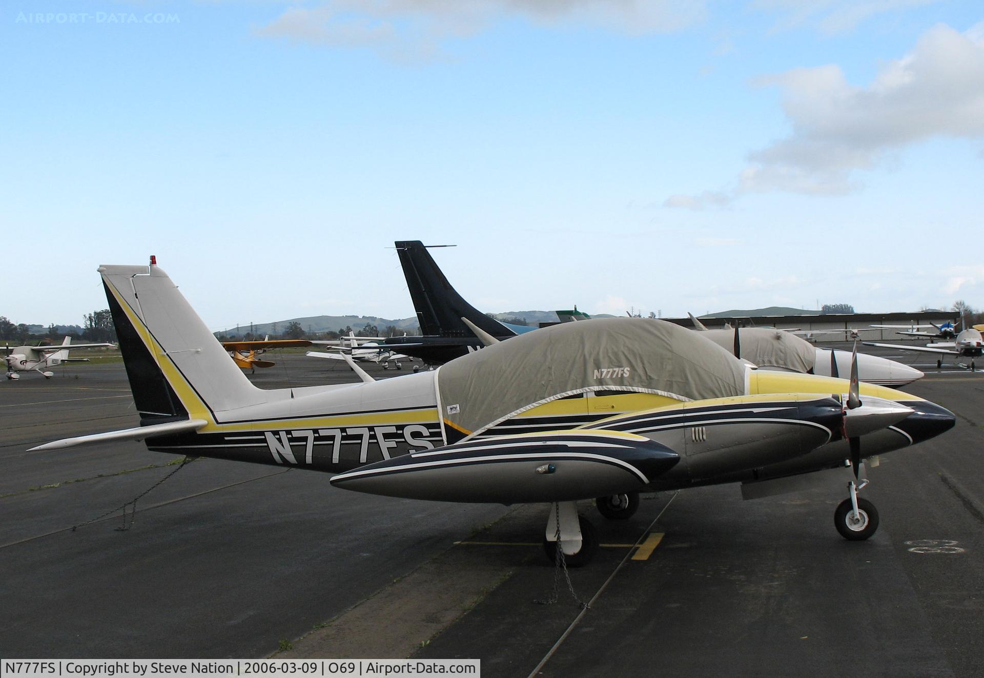 N777FS, 1972 Piper PA-39-160 Twin Comanche C/R C/N 39-121, 1972 Piper PA-39 visiting @ Petaluma, CA