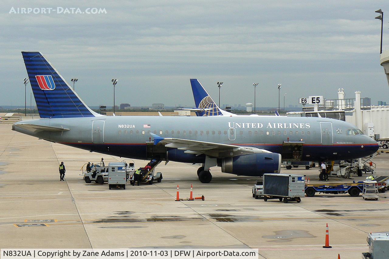 N832UA, 2000 Airbus A319-131 C/N 1321, At DFW Airport, TX