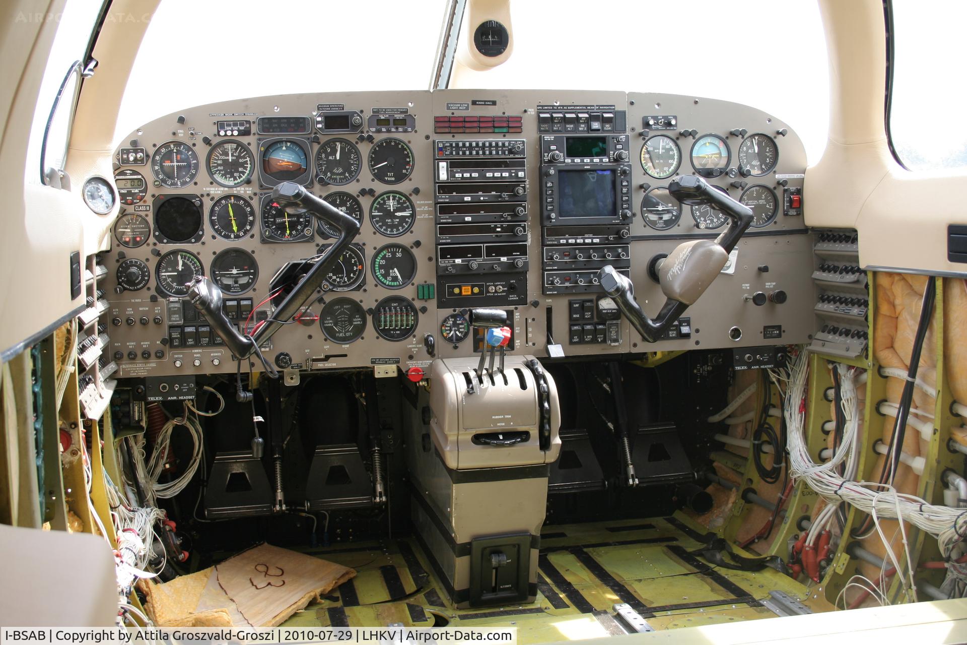 I-BSAB, 1989 Piper PA-46-350P Malibu Mirage Malibu Mirage C/N 4622049, Kaposujlak Airport - During a renovation - Cocpit