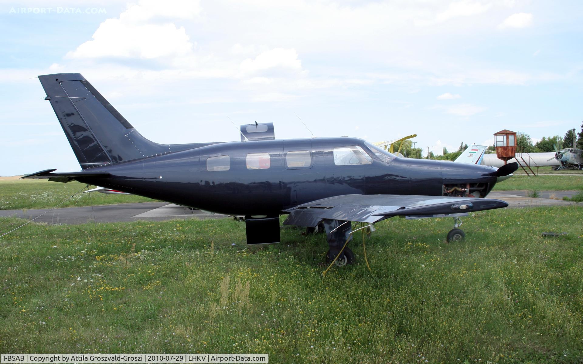 I-BSAB, 1989 Piper PA-46-350P Malibu Mirage Malibu Mirage C/N 4622049, Kaposujlak Airport - During a renovation.
