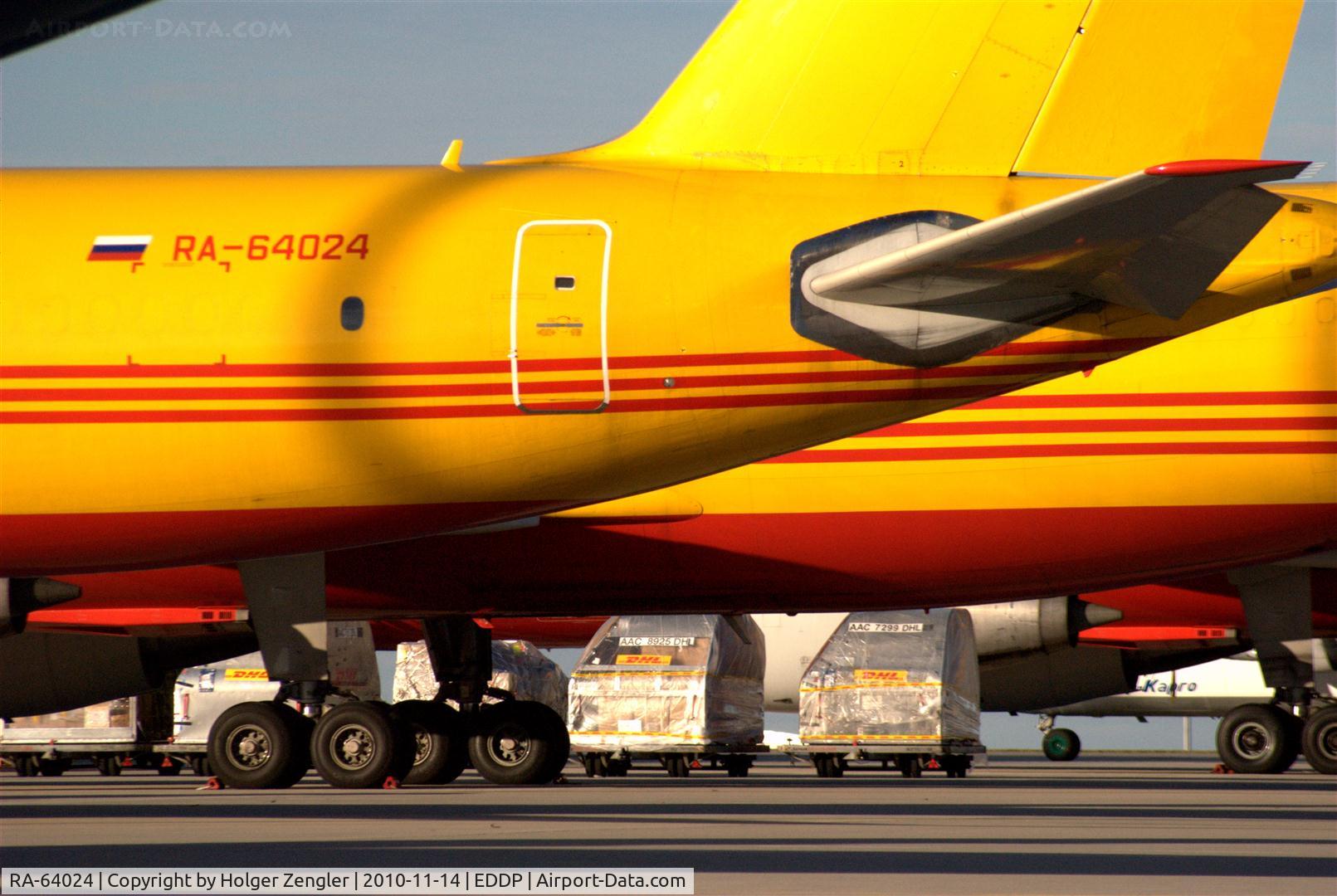RA-64024, 1999 Tupolev Tu-204C C/N 1450741364024, First russian issue of DHL I´ve ever seen!