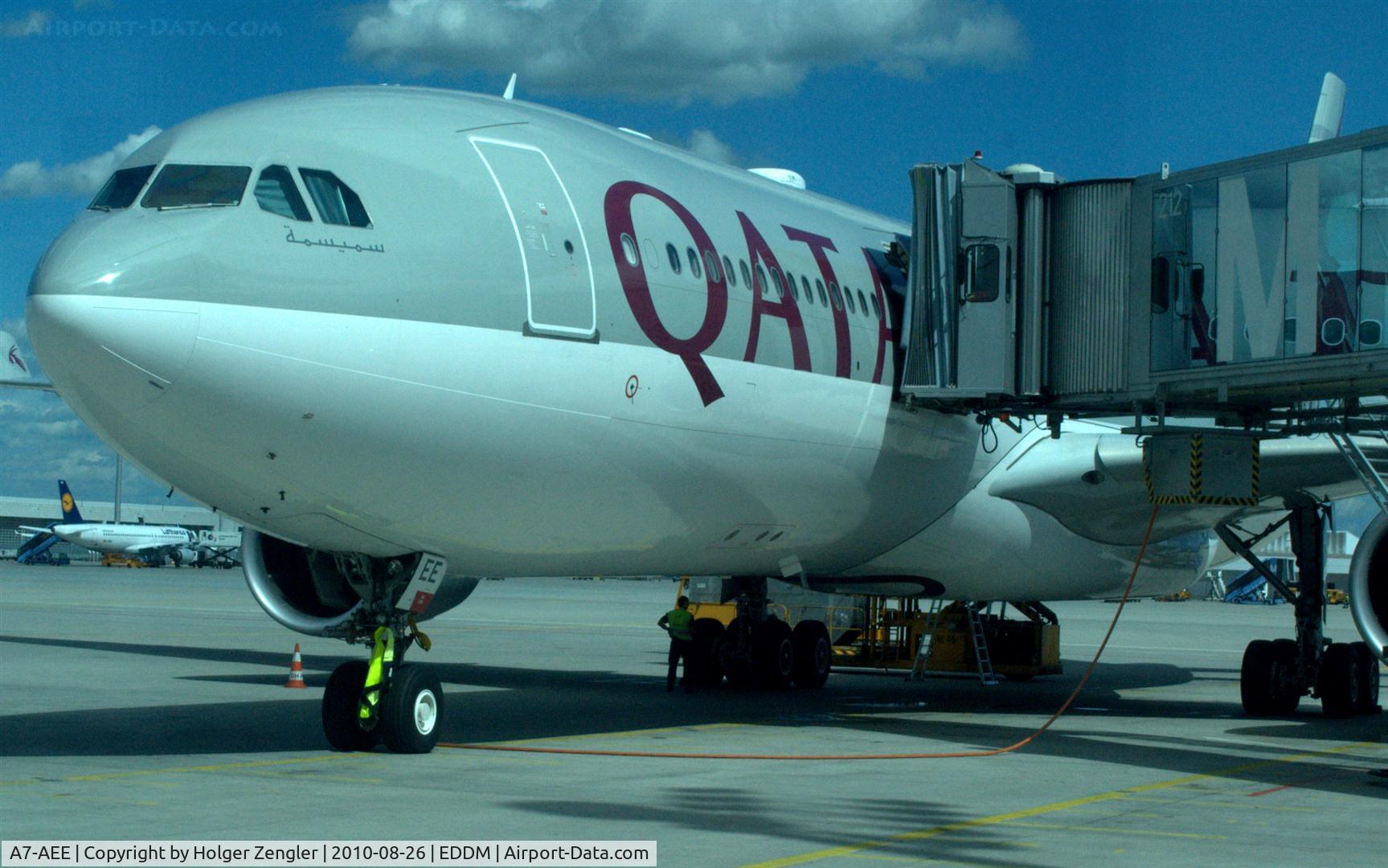 A7-AEE, 2005 Airbus A330-302 C/N 711, Preparations for a night flight to Doha are running.