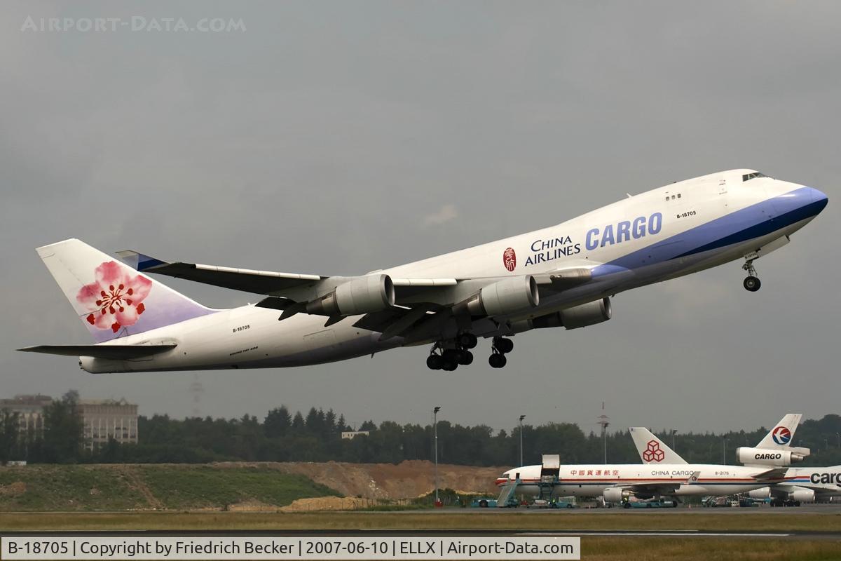 B-18705, 2001 Boeing 747-409F/SCD C/N 30762, departing via RW06